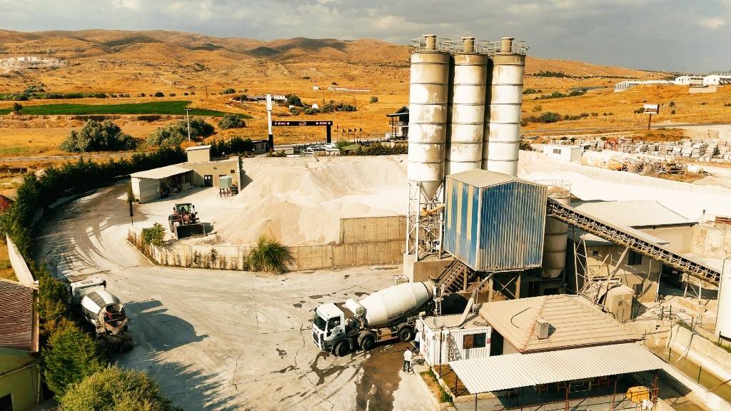 Uluer Beton Acıgöl tesisi — silolar, transmikser ve agrega sahası havadan