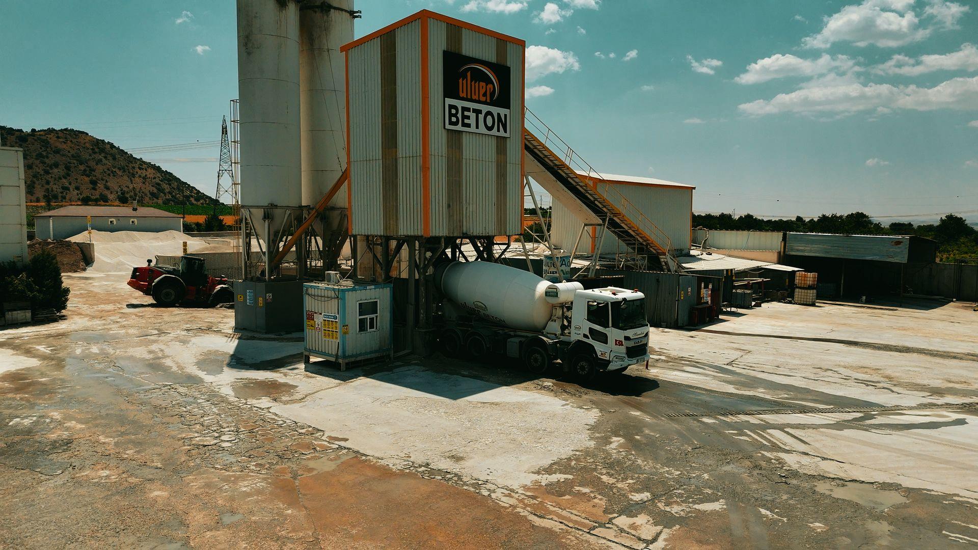 Uluer Beton Acıgöl santrali — silo, bant hattı ve transmikser